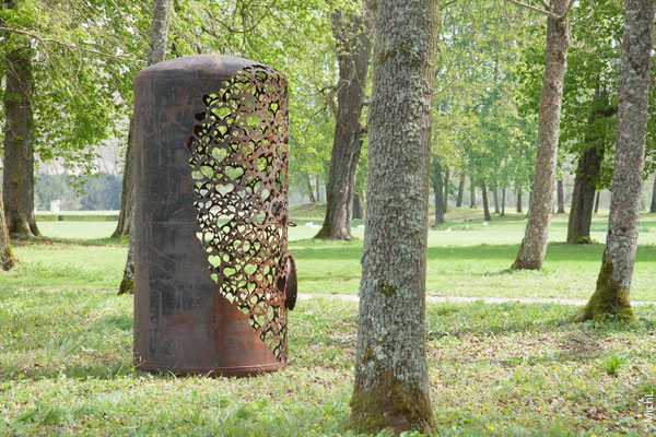 Sculpture monumentale en acier, dans la fôret
