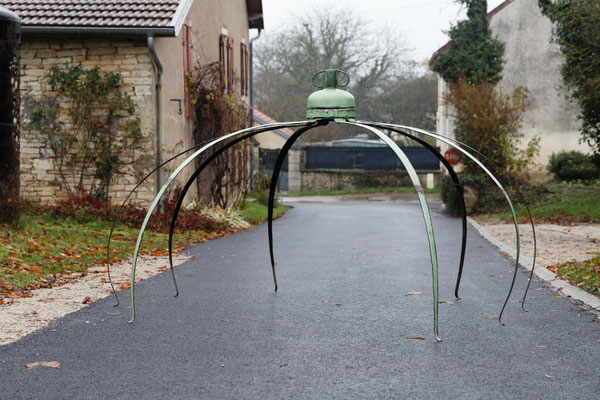 Sculpture en acier qui représente une grosse araignée