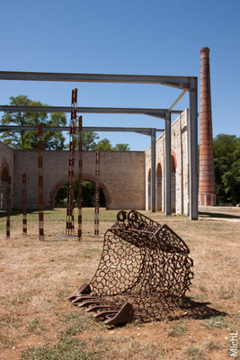 Sculpture en acier dans un parc