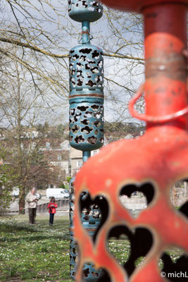 Deux sculptures monumentales au bord d'une rivière