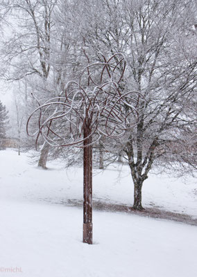 Sculpture monumentale en acier sous la neige