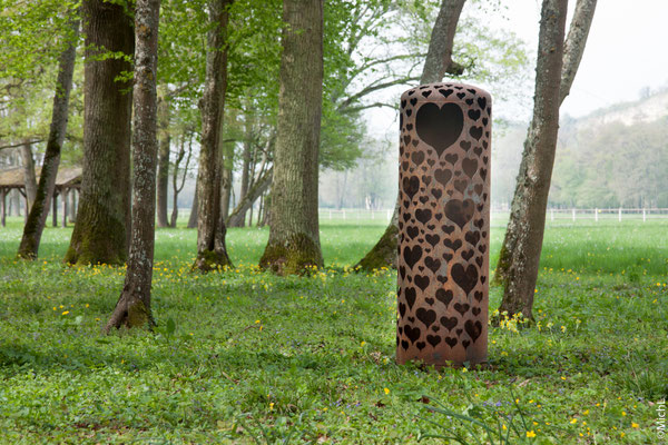 Sculpture en acier dans la forêt