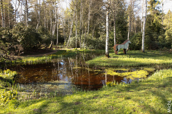 Sculpture en acier qui représente un cheval