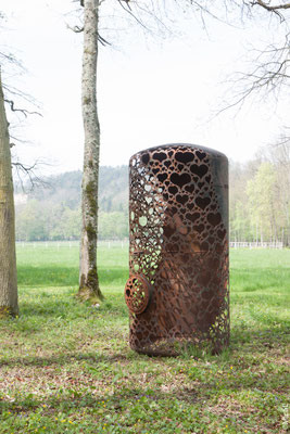 Sculpture monumentale en acier dans un parc