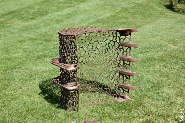 Sculpture en acier dans un parc