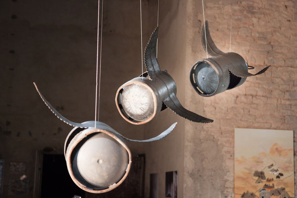 3 bouteilles de gaz sculptées en forme d'oiseau, suspendues