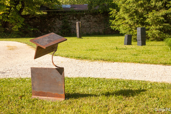 Sculpture en acier dans un parc