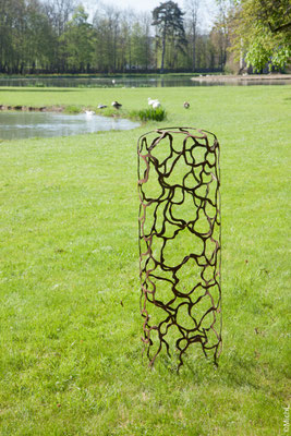 Sculpture en acier dans un parc