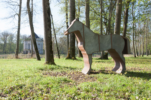Sculpture en acier qui représente un cheval