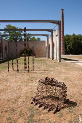 Sculpture en acier dans un parc