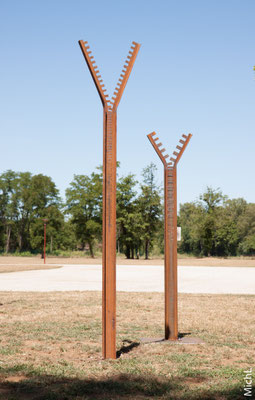 Deux sculptures en acier monumentale