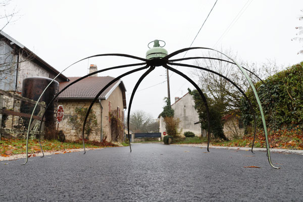 Sculpture en acier qui représente une grosse araignée
