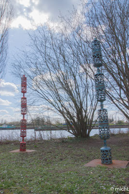 Deux sculptures monumentales au bord d'une rivière