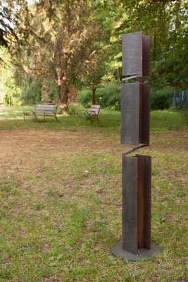Sculpture en acier dans un parc