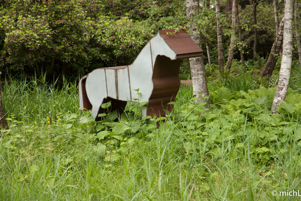 Sculpture en acier qui représente un cheval