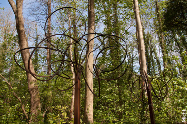 Sculpture monumentale en acier dans un parc