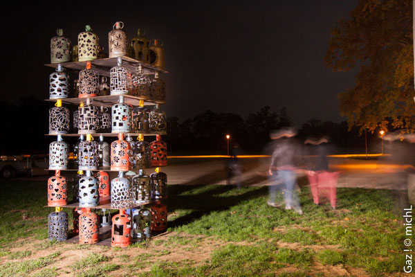 Sculptures sur bouteilles de gaz dans la nuit