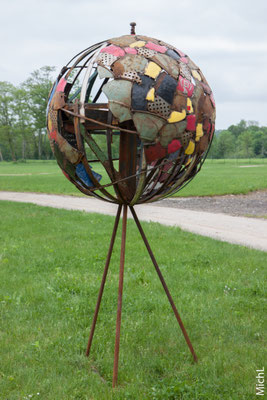 Sculpture en acier en forme de mappemonde dans un parc