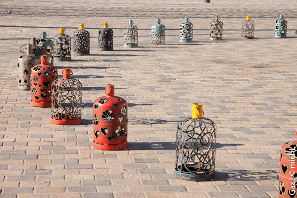 Sculptures sur bouteilles de gaz sur une place publique