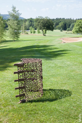 Sculpture en acier dans un parc
