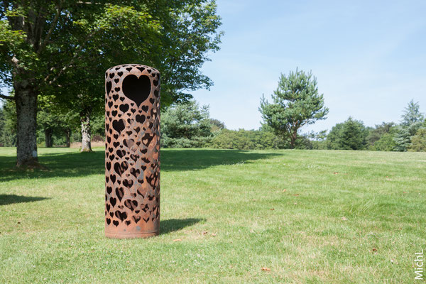 Sculpture en acier dans la forêt
