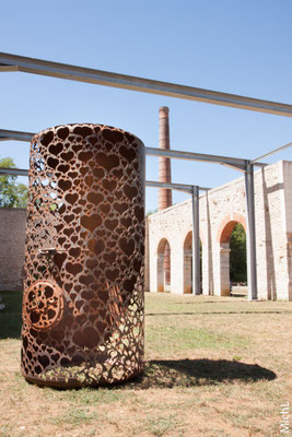 Sculpture monumentale en acier , devant un bâtiment