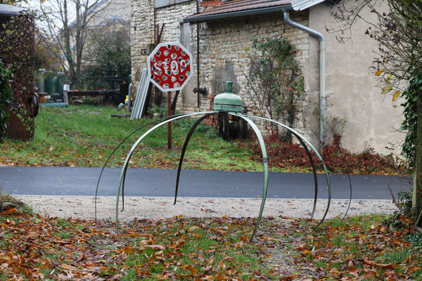 Sculpture en acier qui représente une grosse araignée