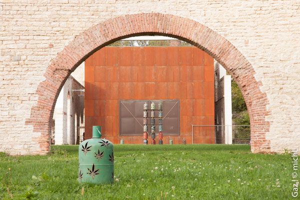 Sculptures sur bouteilles de gaz devant un bâtiment