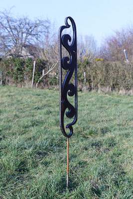 Sculpture en acier dans un parc