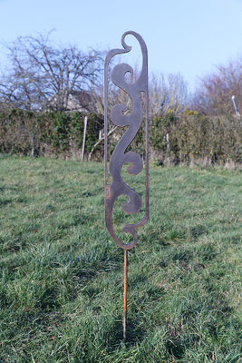 Sculpture en acier dans un parc