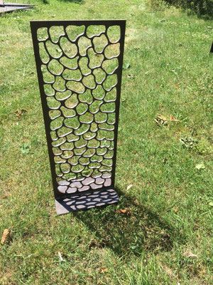 Sculpture en acier dans un parc