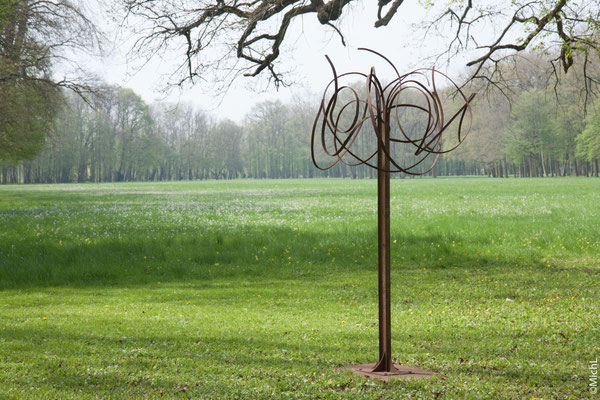 Sculpture monumentale en acier dans un parc