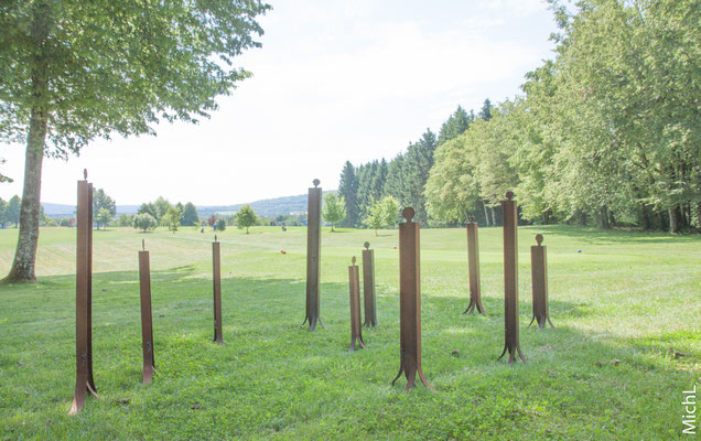 Groupe de sculptures en acier dans une forêt