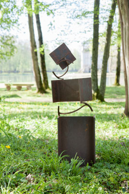 Sculpture en acier dans un parc