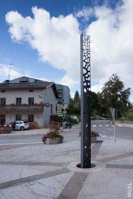 Sculpture monumentale en acier sur la place d'un village