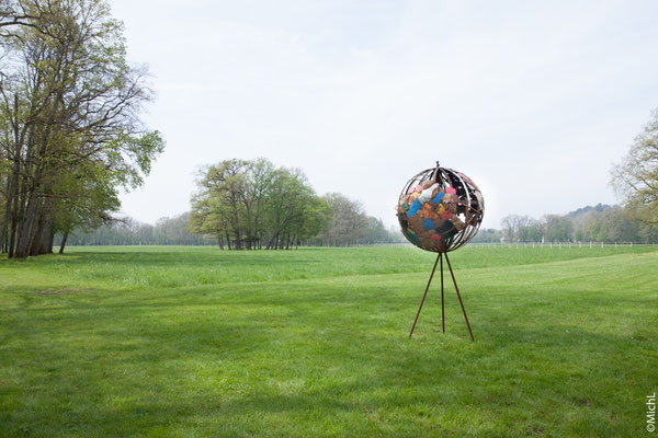 Sculpture en acier en forme de mappemonde dans un parc