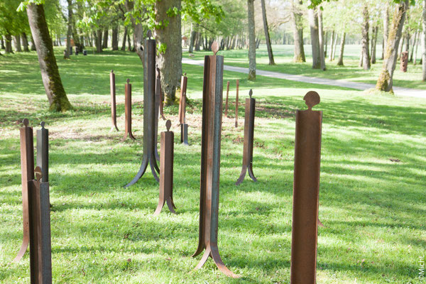 Groupe de sculptures en acier dans une forêt