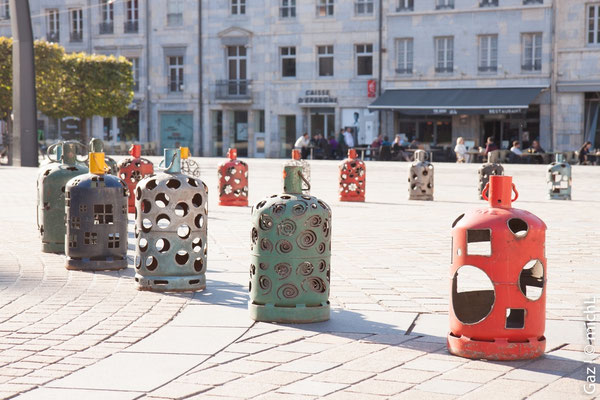 Sculptures sur bouteilles de gaz sur une place publique