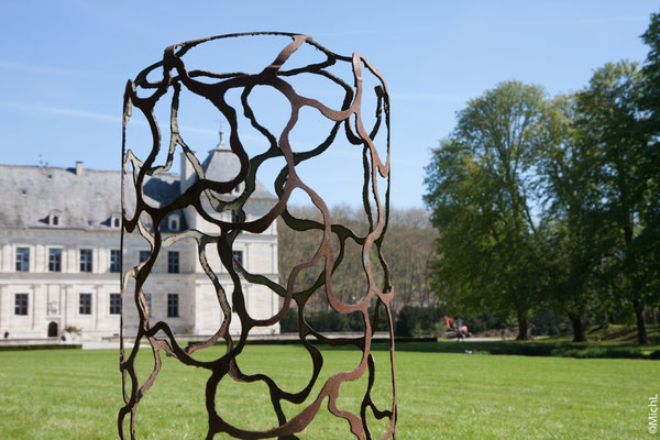 Sculpture en acier dans un parc