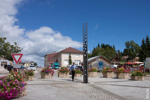 Sculpture monumentale en acier sur la place d'un village