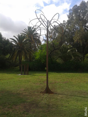 Sculpture monumentale en acier dans un parc
