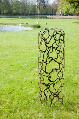 Sculpture en acier dans un parc
