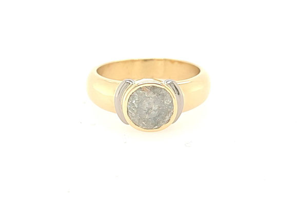 Un diamant très "poivré" est mis en valeur par ce montage rond et bicolore - or jaune 750 et or gris palladié 750