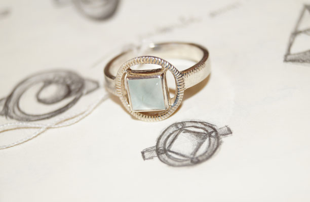 bague "pyramide", argent et aigue marine, présentée sur son croquis