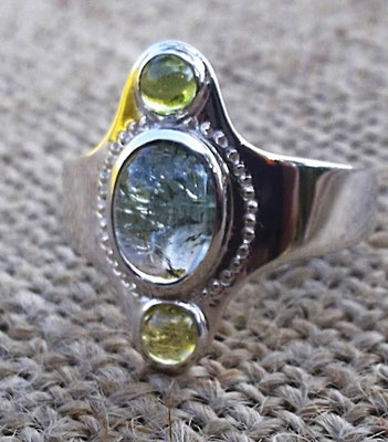 Bague "Aylhin", Argent et tourmalines bleue et jaunes.