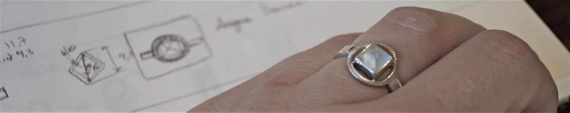 bague "pyramide, argent et aigue marine présentée sur son croquis