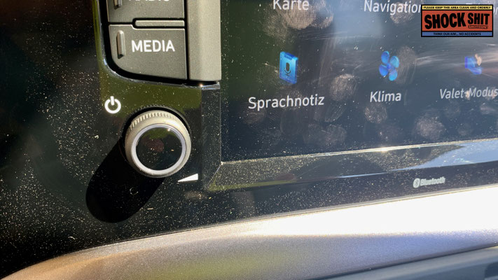 Überall leichter Staub.