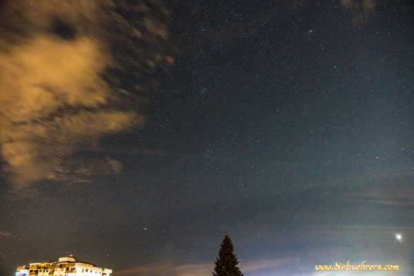 Sternschnuppe etwa Mittig bei der Wolke