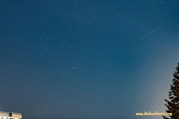 Mitte eine Sternschnuppe, rechts und ganz oben links wieder einmal Starlink Satelliten