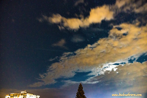 Einfach nur mal der Nachthimmel und Wolken mit Mond